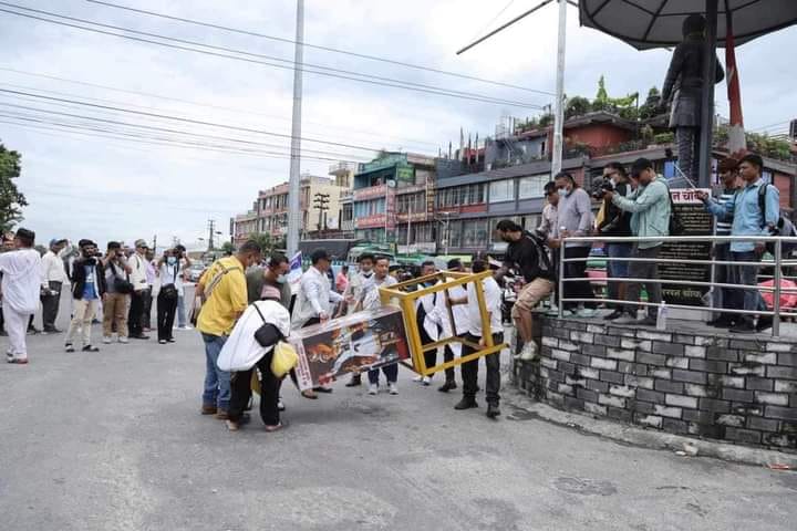 पोखरामा पृथ्विनारायणको शालिक हटाइएकोमा राप्रपाको विरोध, मेयरको पुत्लादहन