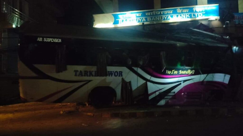 सिमरा चोकमा बस दुर्घटना हुँदा एक जनाको मृत्यु, ११ घाइते