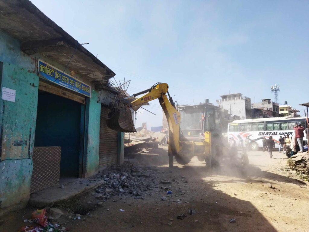 डडेल्धुरा सदरमुकाममा चल्यो डोजर