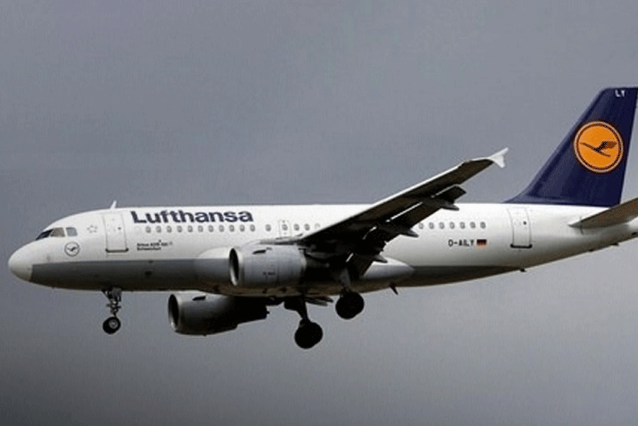 विमानमै श्रीमान्–श्रीमतीको लफडा परेपछि…