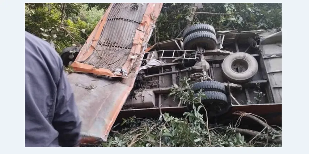 विद्यार्थी चढेको बस दुर्घटना हुँदा एक जनाको मृत्यु, ३६ घाइते(नामसहित)