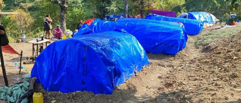 भूकम्पपछि पालमा बस्दै आएकी बालिकाको चिसोका कारण मृत्यु