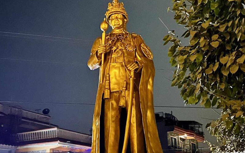 पोखरामा ठड्याइयो स्व. राजा वीरेन्द्रको सालिक