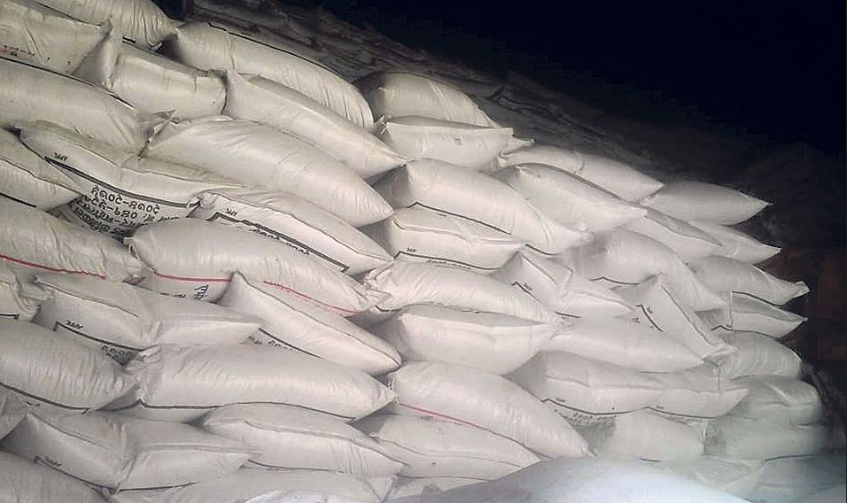 ५६ बोरा चिनीसहित २ जना रुपन्देही प्रहरीकाे नियन्त्रणमा