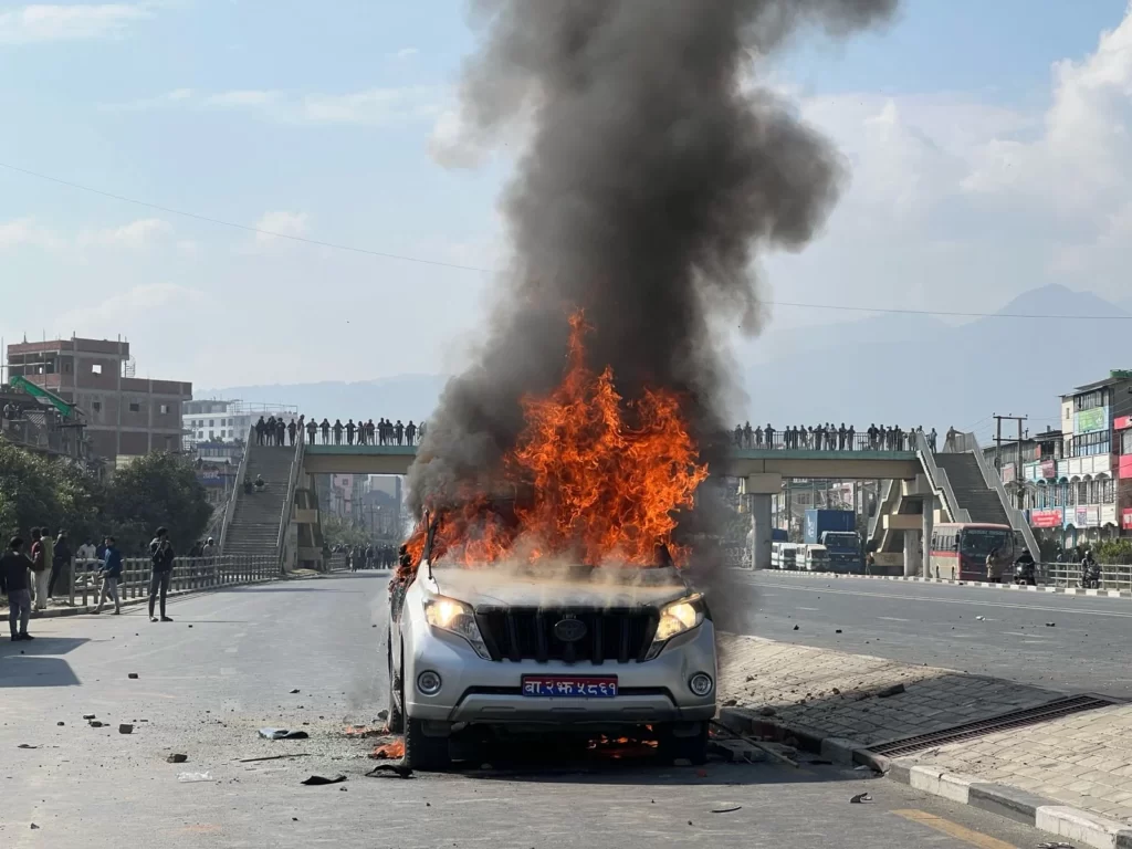 बालकुमारीमा प्रदर्शन, मन्त्रीको गाडीमा आगजनी
