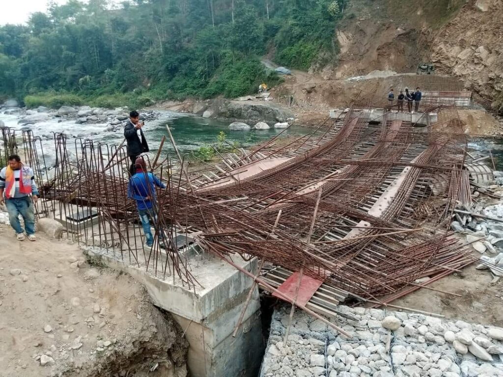 ढलानको अन्तिम तयारीमा रहेको पक्की पुल भत्कियो