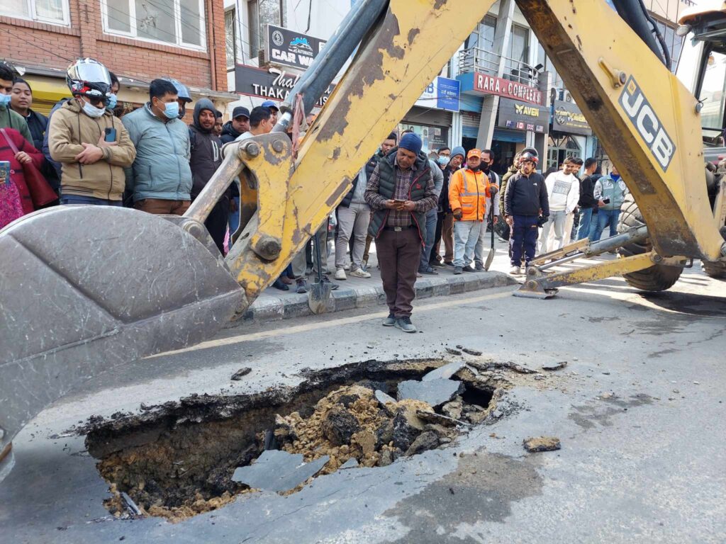 बानेश्वरमा भासिएको सडक डोजर लगाएर पुरियो