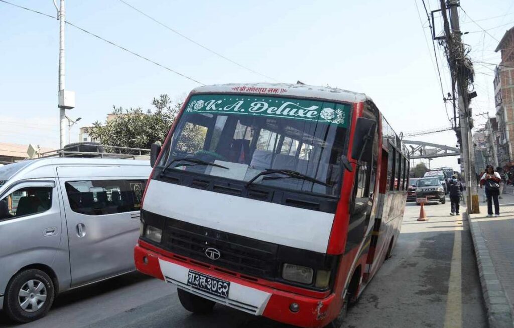 नयाँ बानेश्वरमा सडक भासियो, गुडिरहेको बस फस्यो