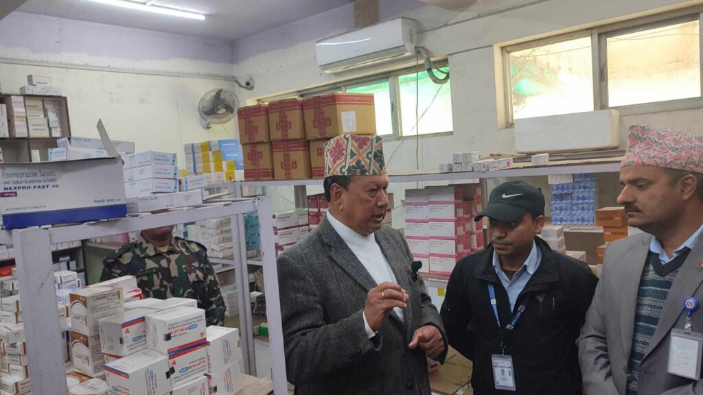 कानून विपरित सञ्चालित वीर अस्पताल छेउका दुई फार्मेसी बन्द