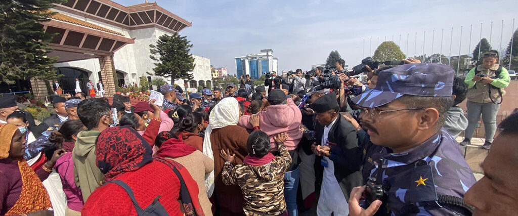 संसद भवनमै प्रवेश गरे मिटरब्याज पीडित, ४९ जना नियन्त्रणमा