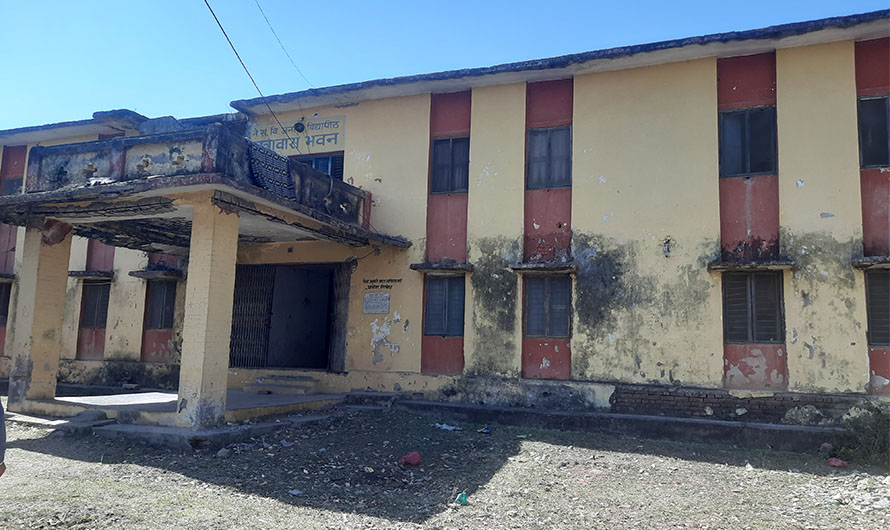 डरै-डरले जीर्ण छात्रावासमा बस्छन् विद्यार्थी